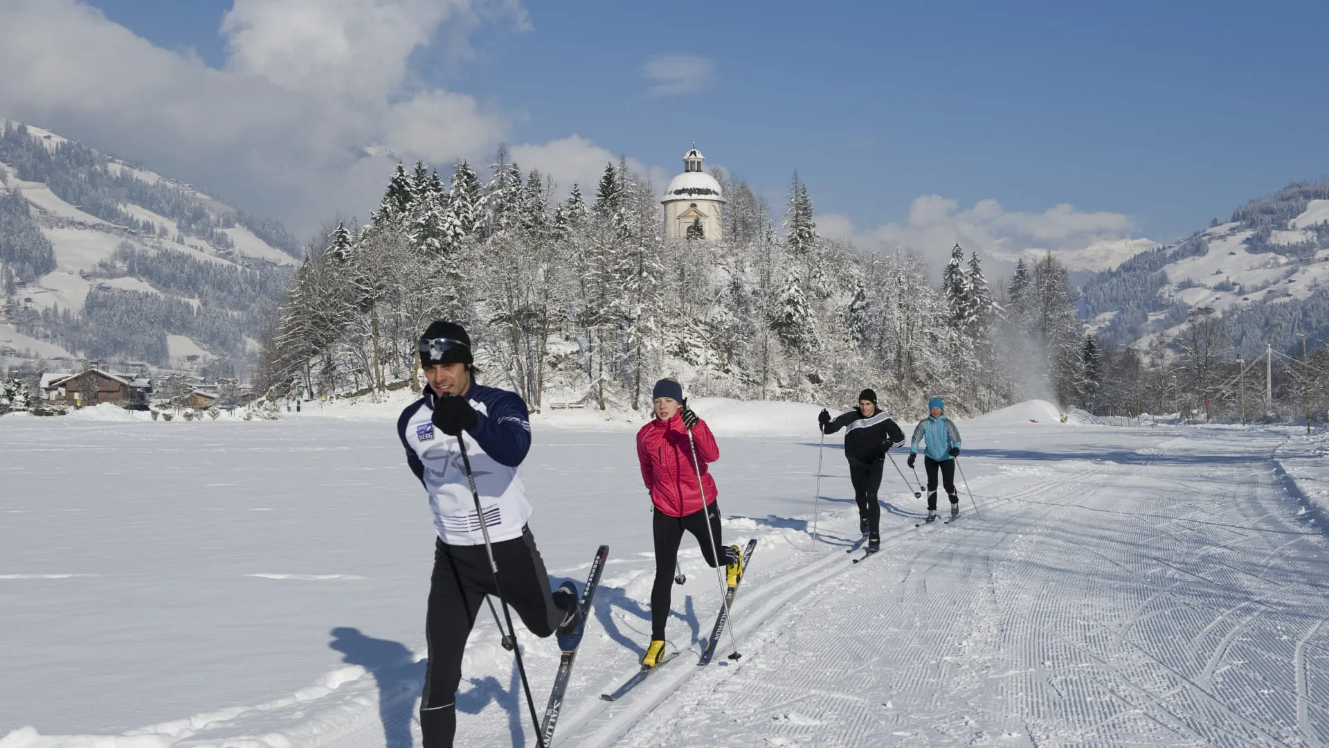 Langläufer in der Winterlandschaft von Mayrhofen-Hippach