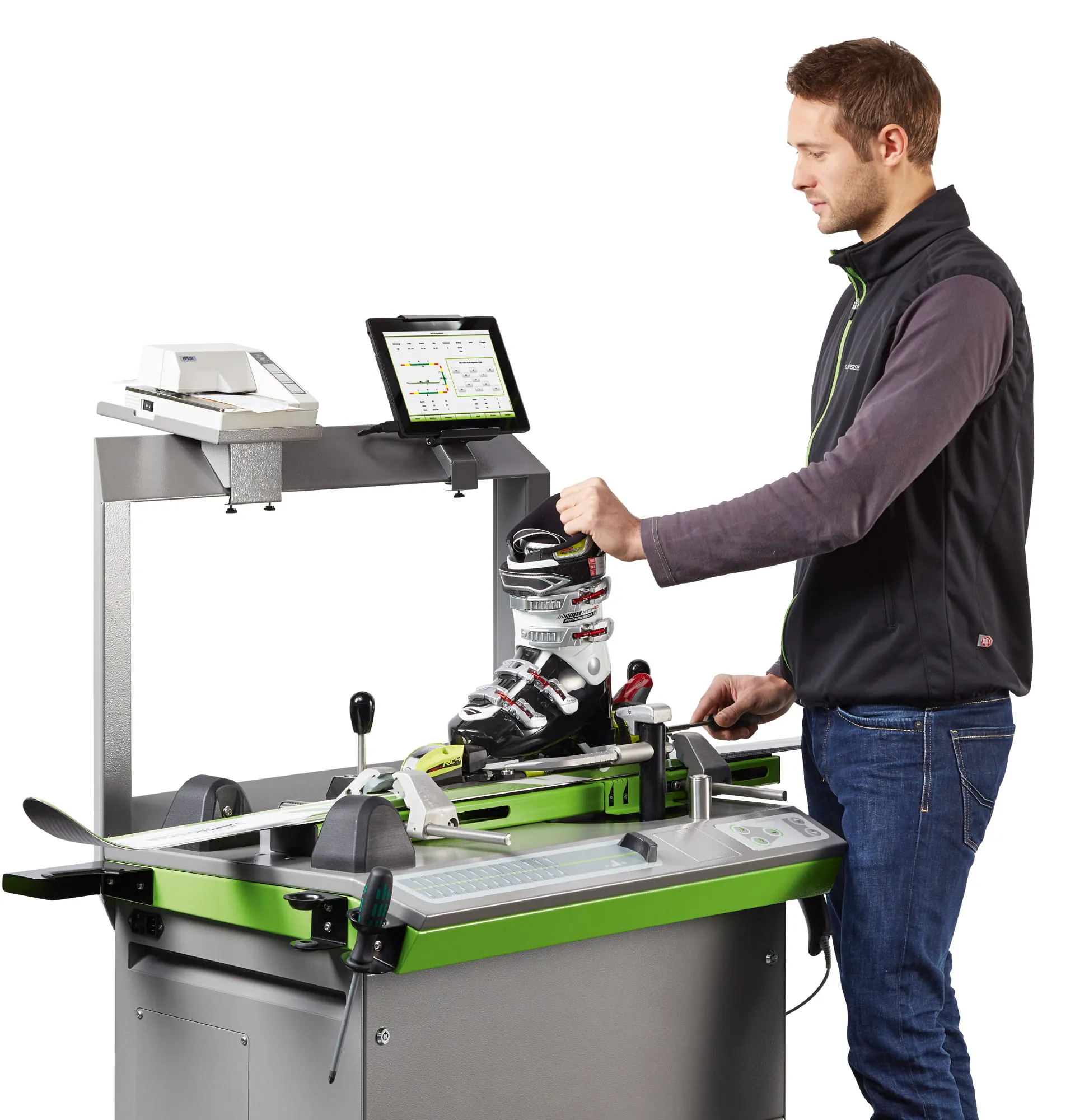 Person bedient eine Safetronic-Maschine in einer Werkstatt
